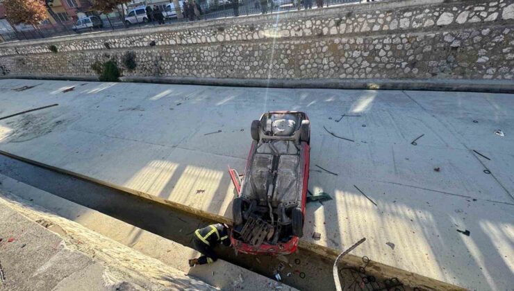 Kontrolden çıkan otomobil çaya uçtu, sürücü kazayı sıyrıklarla atlattı