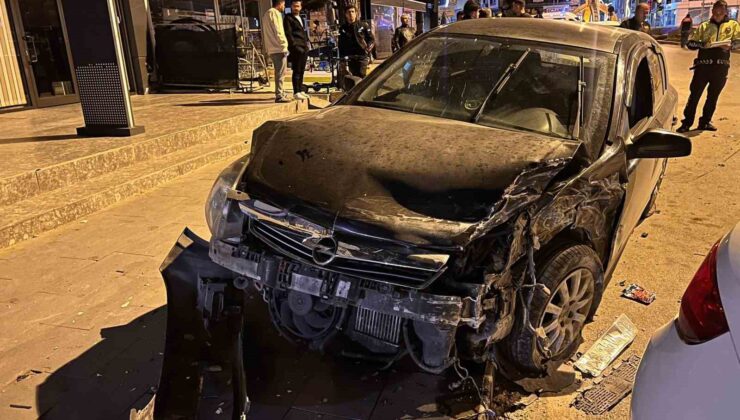 Kontrolden çıkan otomobil park halindeki araca çarptı, sürücü kaçtı