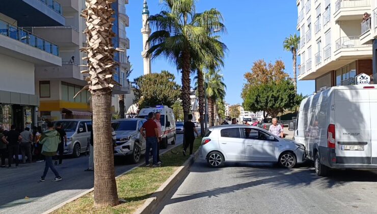 Manavgat’ta kamyonet ile otomobil çarpıştı: 2 yaralı