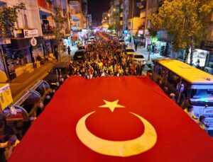 Mersin Erdemli’de binlerce kişi meşaleli bayrak yürüyüşüne katıldı