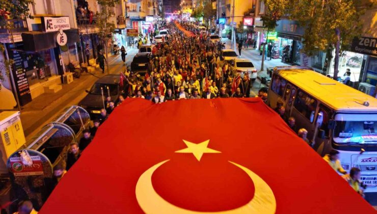 Mersin Erdemli’de binlerce kişi meşaleli bayrak yürüyüşüne katıldı