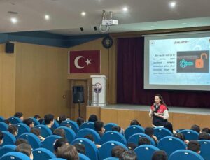Mersin’de jandarmadan öğrencilere siber farkındalık eğitimi