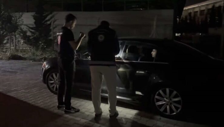 Osmaniye’de lüks otomobilde 4 göçmen yakalandı, 1 kişi tutuklandı