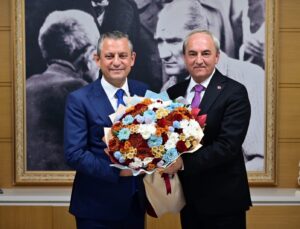 Özgür Özel: “Mesut Başkanın çayını içmeye gelene kadar 3 tane projeyi bitirmiş”