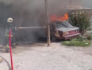 Park halindeki araç küle döndü, bitişiğindeki ikamete sıçramadan söndürüldü