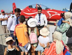 Pilotaj öğrencileri TEKNOFEST’te çocuklara uçakları tanıttı