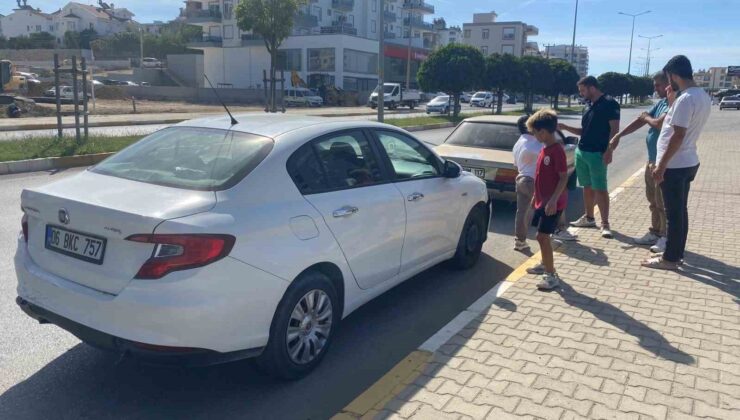 Serik’te 3 araçlı zincirleme kaza