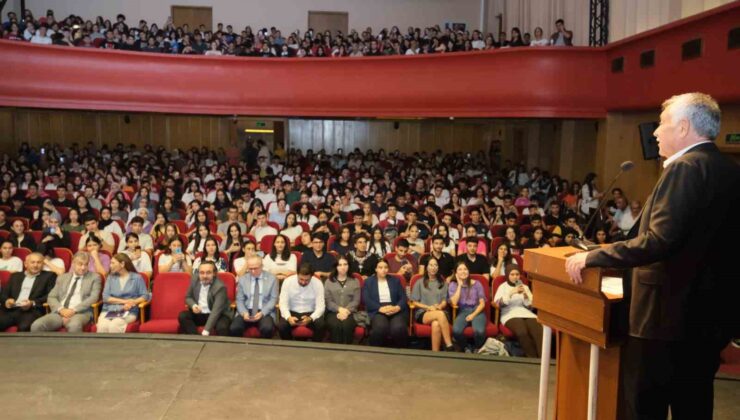 Sınava girecek öğrencilere motivasyon toplantısı