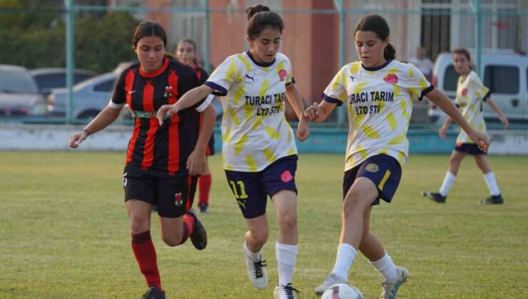 Tarsus’ta kızlar sahaya indi