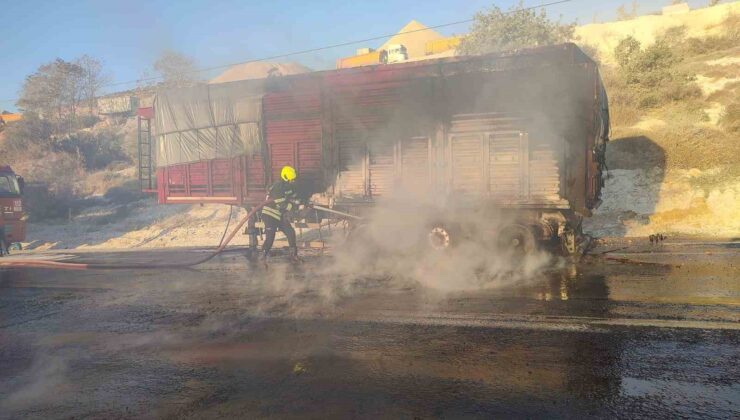 Tarsus’ta mısır yüklü tırda yangın