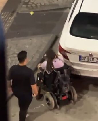 Tekerlekli sandalye ile yolun karşısına geçemedi, rampaya park eden otomobilin kırılmadık camını bırakmadı