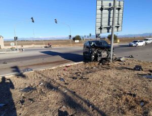 Tofaş otomobil kazada ortadan ikiye ayrıldı