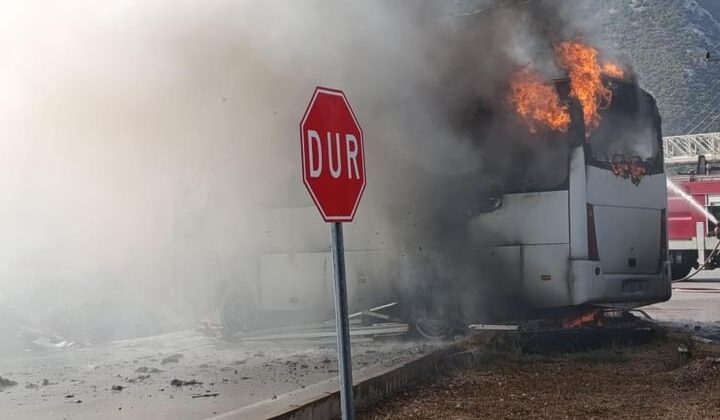 Tur midibüsü alev alev yanıp küle döndü