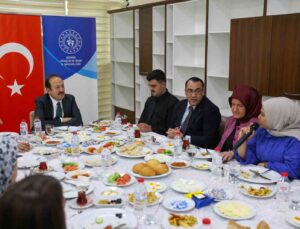Vali Pehlivan yurt binasını inceledi, öğrencilerle bir araya geldi
