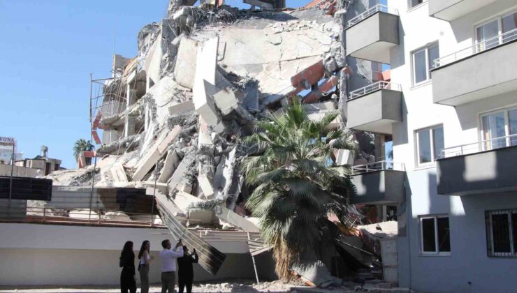 Yıkım, deprem paniği yaşattı: Molozlar öğrenciler içerideyken kurs merkezinin duvarını yıktı
