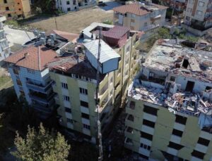 Yılların tutkusu için 40 bin lira harcatarak 5 katlı apartmanın üstüne vinçle konteyner koydurdu