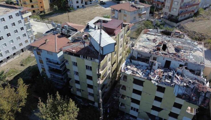 Yılların tutkusu için 40 bin lira harcatarak 5 katlı apartmanın üstüne vinçle konteyner koydurdu