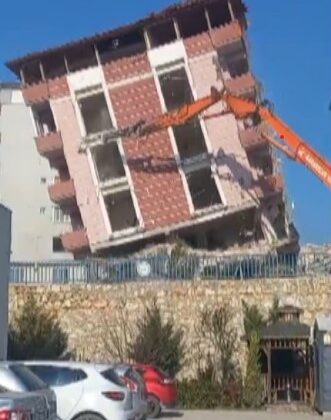 5 katlı bina iş makinesinin darbesiyle yerle bir oldu