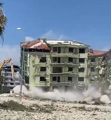 7 katlı bina iş makinesinin dokunuşuyla kağıt gibi yıkıldı