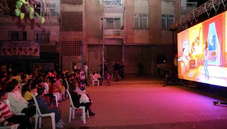 Akdeniz Belediyesinin çocuklar için hazırladığı çizgi film gösterimi sürüyor