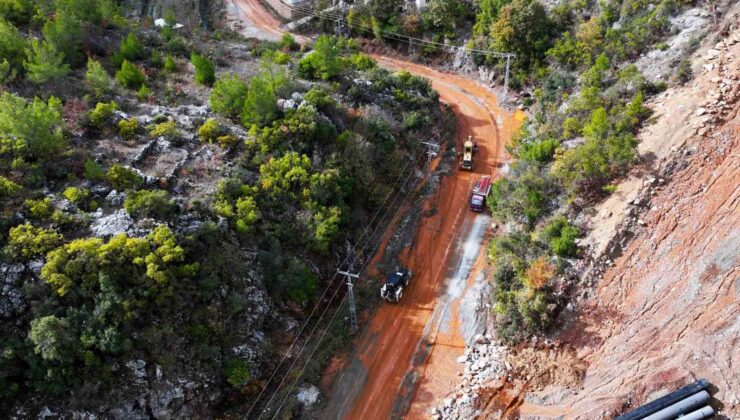 Alanya Belediyesi’nden yağmurda kapanan yollara anında müdahale