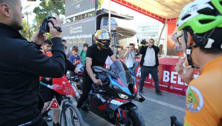 Alanya’da Dünya Şampiyonu Razgatlıoğlu’na coşkulu karşılama