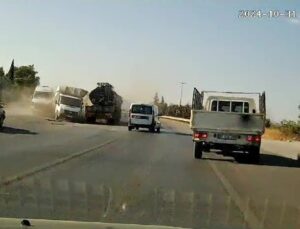 Antalya’da ana yola çıkan kamyonet ile tırın çarpışma anı araç kamerasına yansıdı