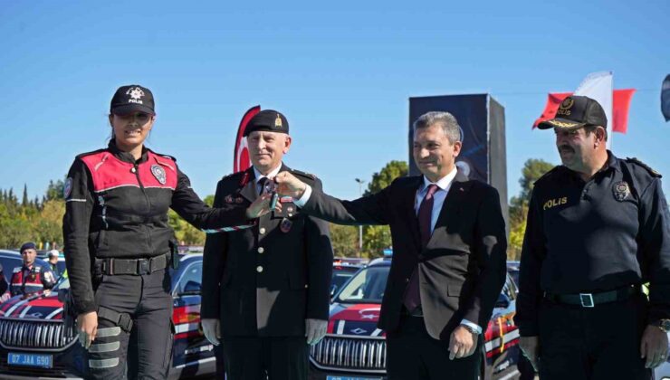 Antalya’da emniyet ve jandarma 225 yeni araçla gücüne güç kattı