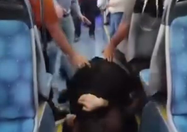 Antalya’da otobüs içinde ’yan bakma’ kavgası