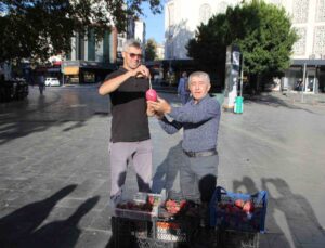 Antalyalı üretici Trump seçimi kazanınca ejder meyvesi ve turp dağıttı