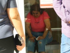 ATM’ye para yatıran kadına kapkaç şoku: Kaptı, kaçamadı