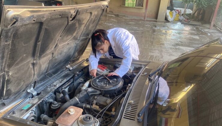 Babasının mesleğine merak saran Sude Naz, sanayinin acar çırağı oldu