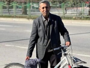 Bisikletiyle yaptığı mitinglerle tanınan bağımsız adayın ağır yaralandığı feci kaza kamerada
