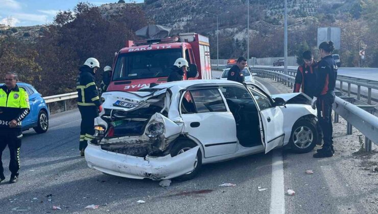 Burdur’da 3 aracın karıştığı zincirleme kazada 2 kişi yaralandı