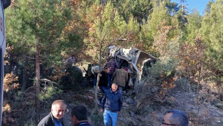 Burdur’da freni patlayıp şarampole uçan hafriyat kamyonu hurdaya döndü: 1 ağır yaralı