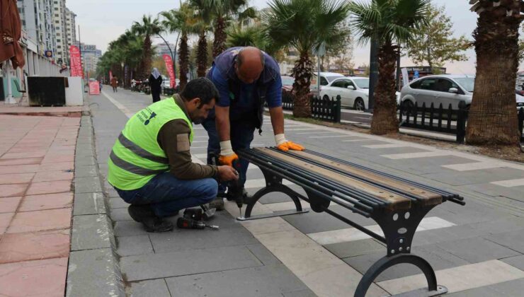 Büyükşehir Belediyesi Binevler’de şehir mobilyaları kuruyor