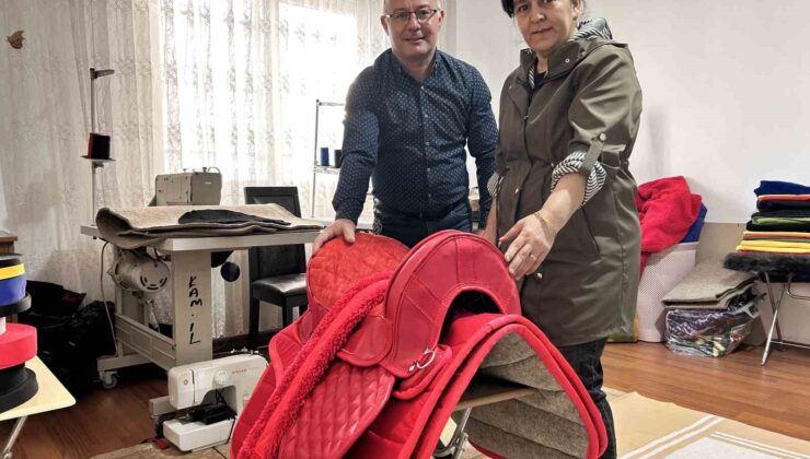 Çeyizinden kalan dikiş makinesiyle yular dikmeye başlayan Nezahat usta, evinin odasında diktiği eyerleri 81 ile satıyor