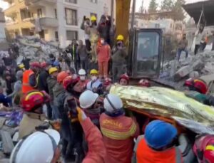 Depremde annesini ve kardeşini kaybeden genç, çamaşır makinesinin yanına sığınarak enkaz altında 6 gün yaşama tutundu