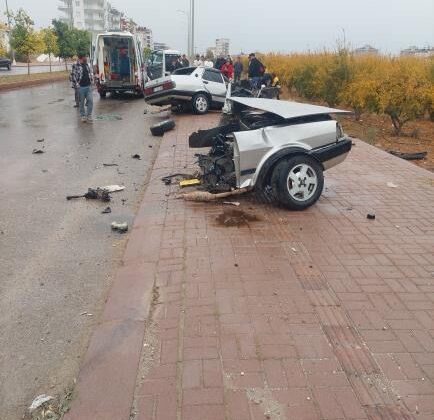 Direğe çarpan Fiat Tofaş otomobil ikiye bölündü, sürücü yaralandı