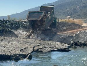 Eğirdir Gölü’nde oluşan düdenler iş makineleriyle kapatılıyor