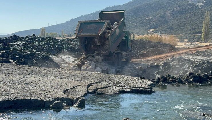 Eğirdir Gölü’nde oluşan düdenler iş makineleriyle kapatılıyor