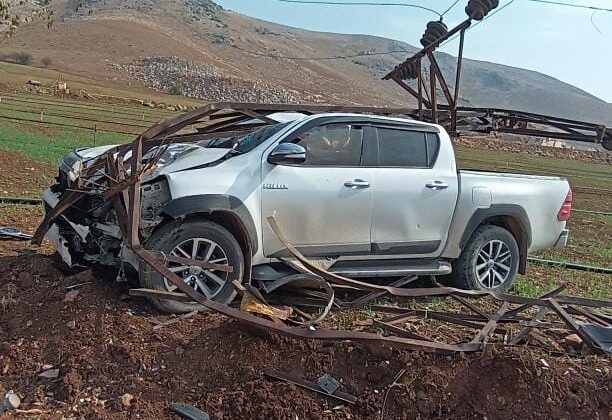 Elektrik direğine çarpan pikabın sürücüsü yaralandı
