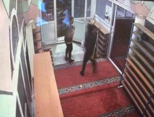 Elinde bıçakla camiye giren şahsın müezzini fırça ile kovalayıp, kapı camını kırdığı anlar kamerada