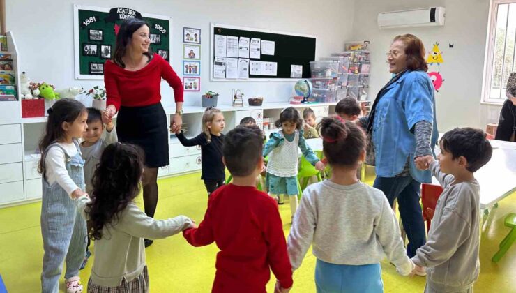 Emekli öğretmenlerden miniklere sıcacık sürpriz