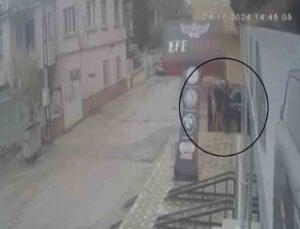 Fırtınanın devirdiği tabela çocuğu teğet geçti, o anlar kamerada