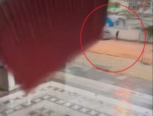 Fırtınanın uçurduğu metal çatıdan koşarak kurtulan vatandaşın ölüme karşı mücadelesi kamerada