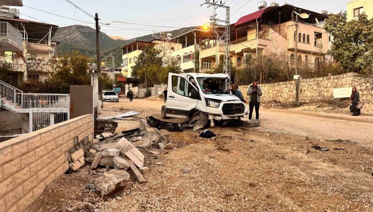 Freni patlayan kamyon 2 aracı biçti, ortalık savaş alanına döndü: 4 yaralı