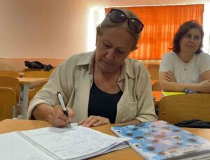 Hayallerinin peşinden koşan kadın, 67 yaşında öğrenci oldu