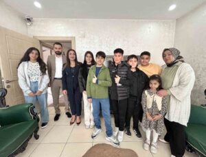 Hediye kabul etmeyen öğretmenlerin adına Afrika’daki çocuklara çikolata dağıttılar