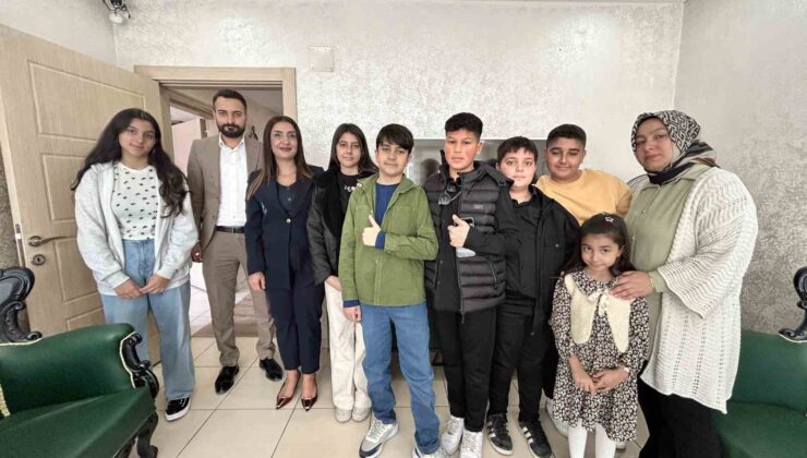 Hediye kabul etmeyen öğretmenlerin adına Afrika’daki çocuklara çikolata dağıttılar